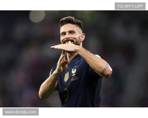 吉鲁乌龙忘带球衣门将救场，38 岁逆天神肌引爆热议(3)